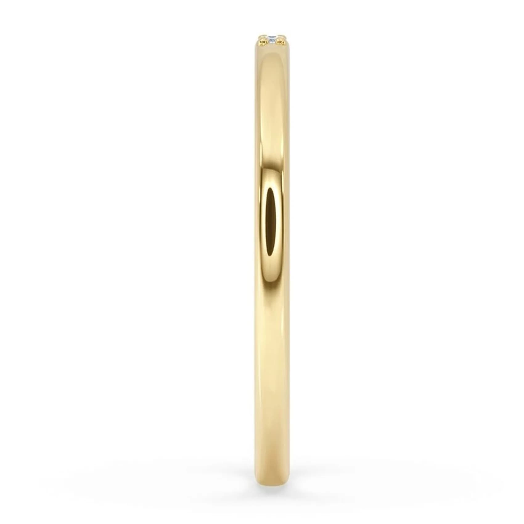 Side profile of the slim band in yellow gold